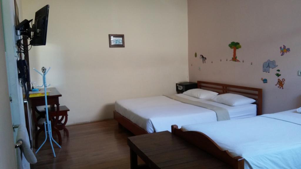 Peye Guesthouse Malang Exterior foto