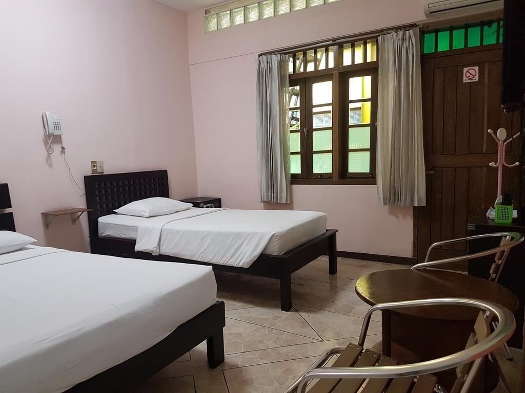 Peye Guesthouse Malang Exterior foto